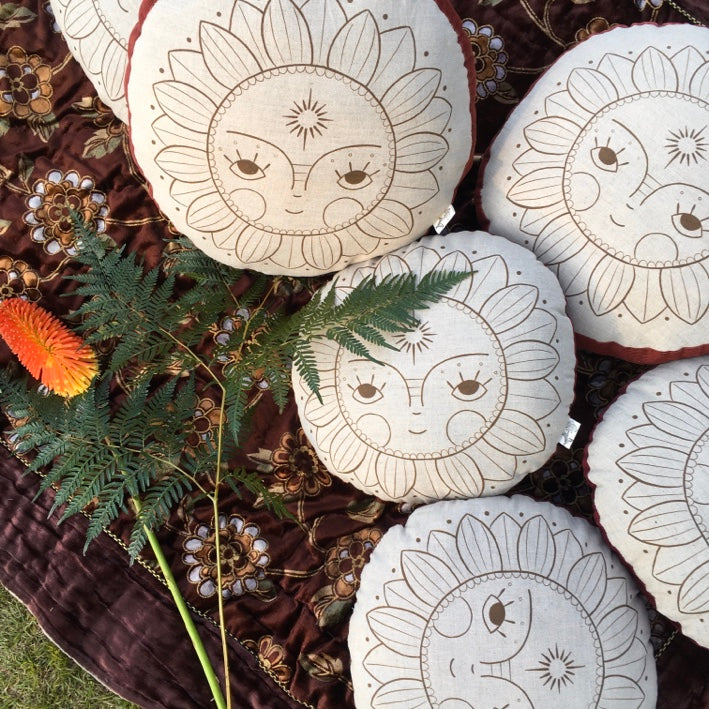 Large Soleil flower linen round cushion