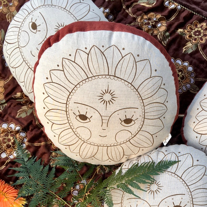 Large Soleil flower linen round cushion