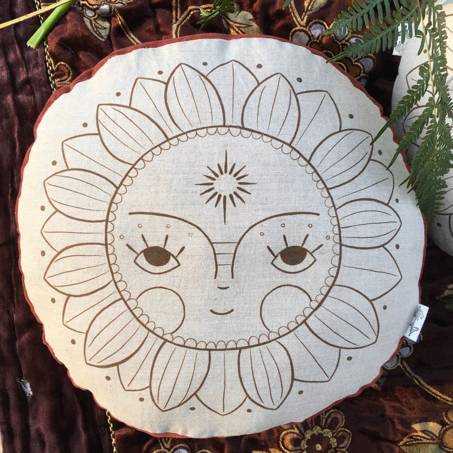 Large Soleil flower linen round cushion