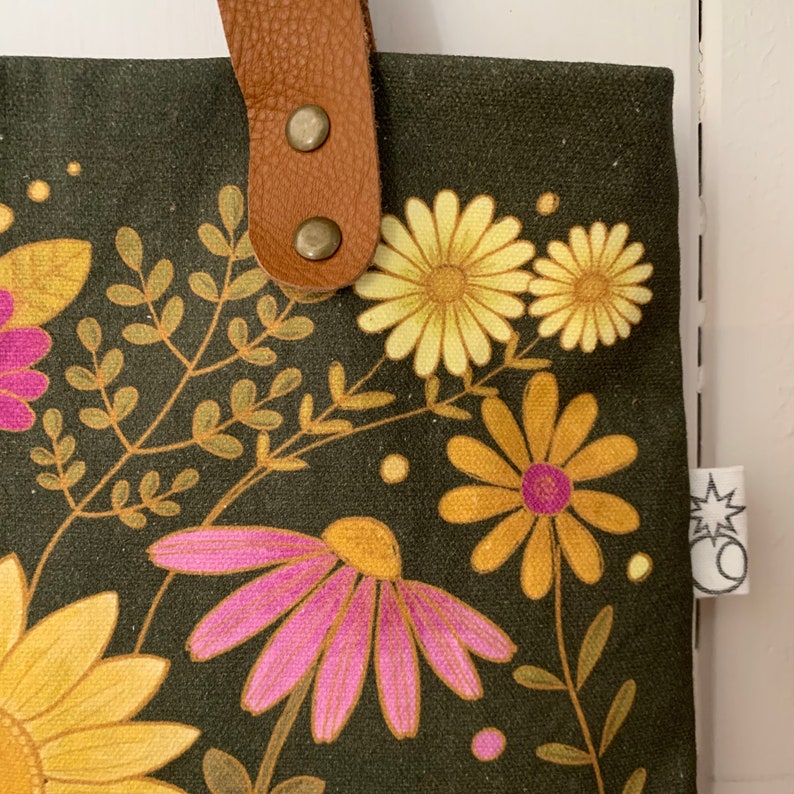 Folk sunflower bag in dark moss