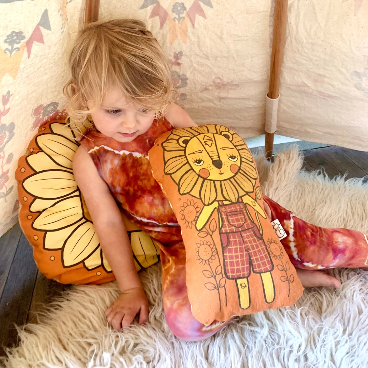 Dandy lion earthy rust linen cushion