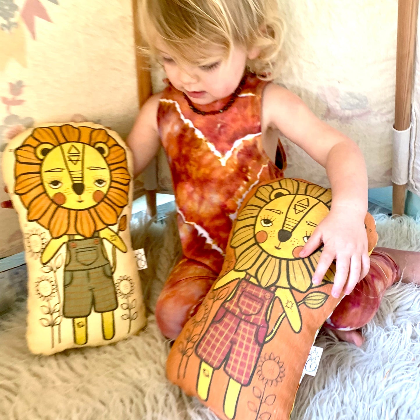 Dandy lion earthy rust linen cushion