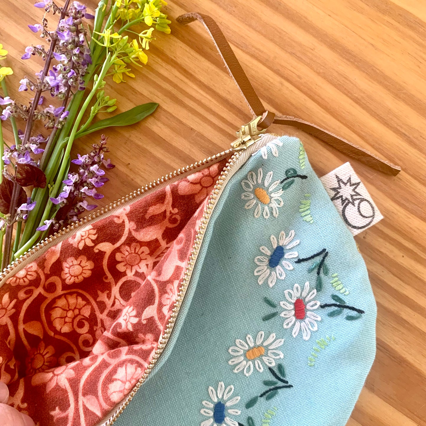 Vintage embroidered daisy purse
