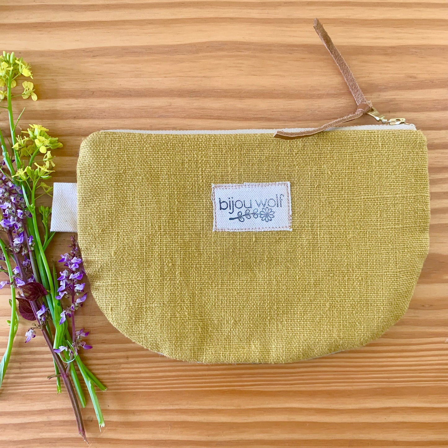 Vintage embroidered daisy purse