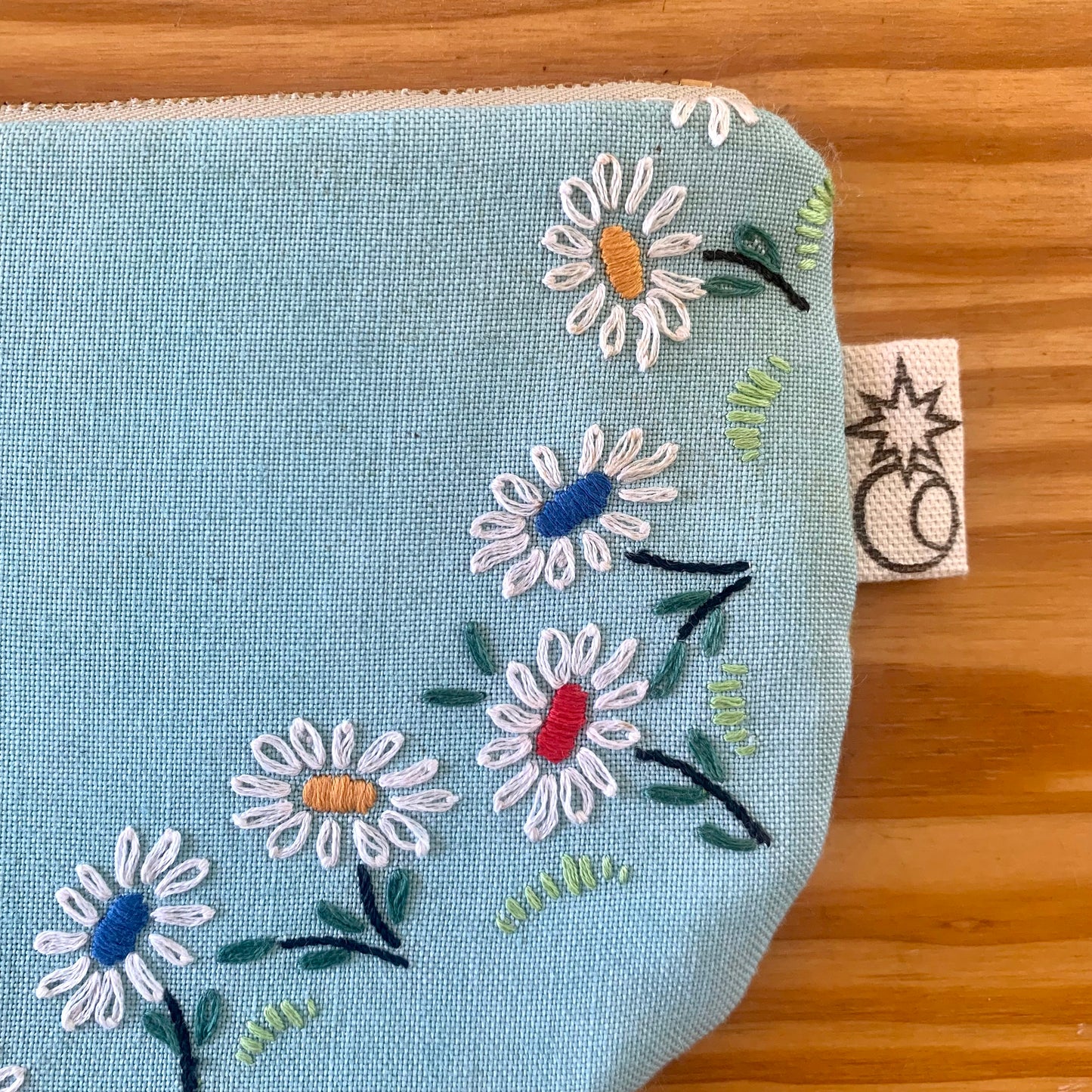 Vintage embroidered daisy purse