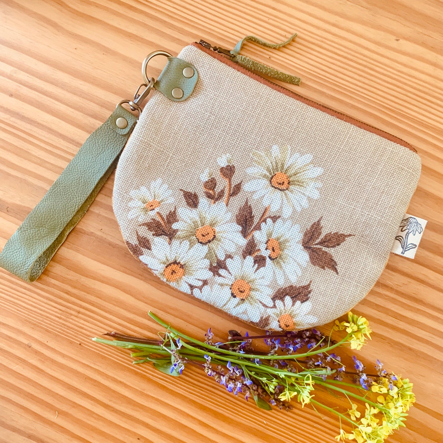 Vintage daisy clutch purse