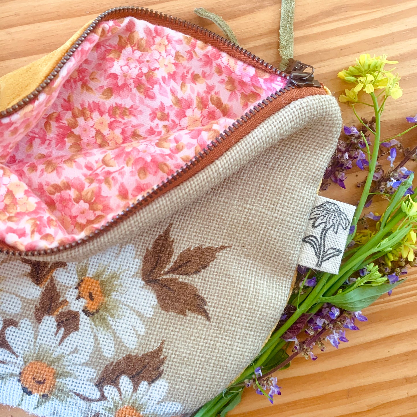 Vintage daisy clutch purse