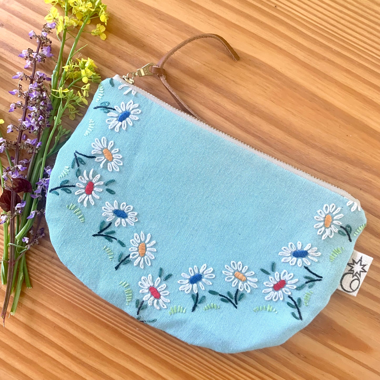 Vintage embroidered daisy purse
