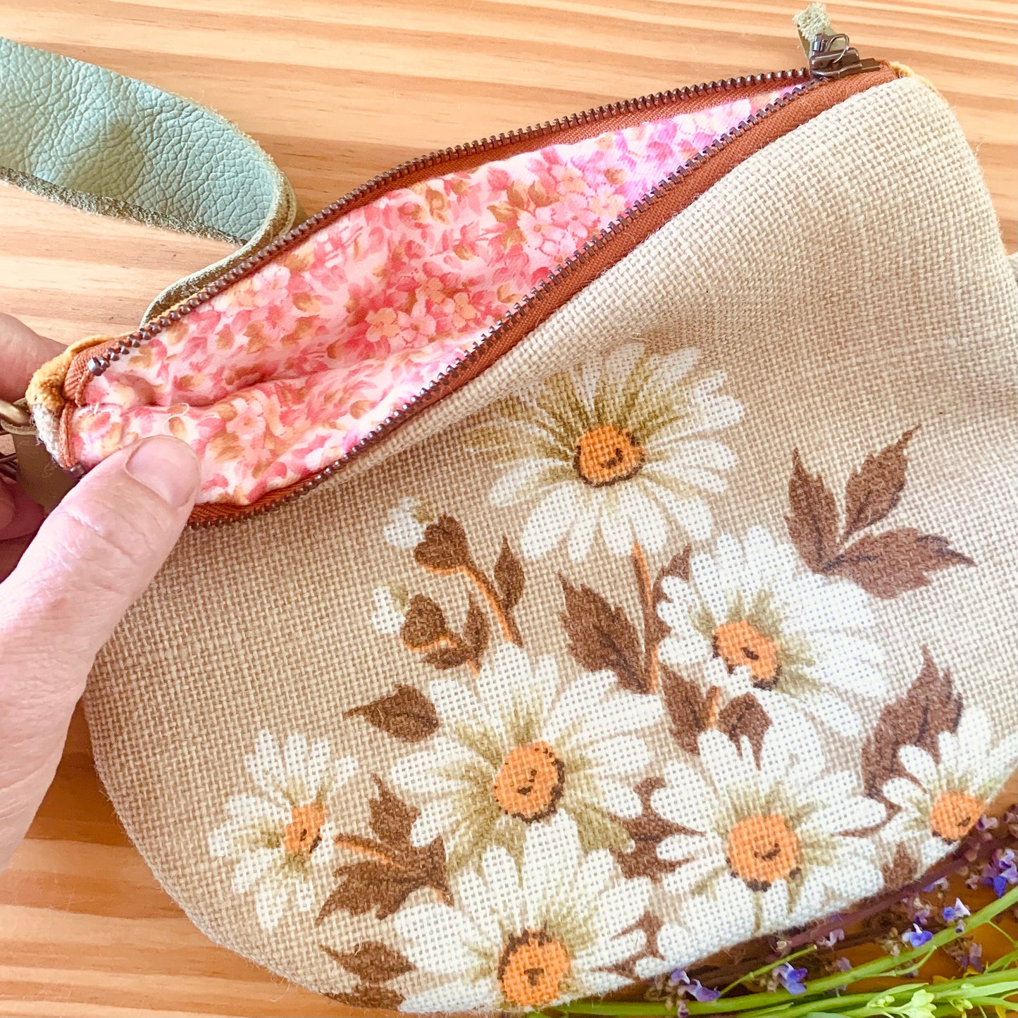 Vintage daisy clutch purse