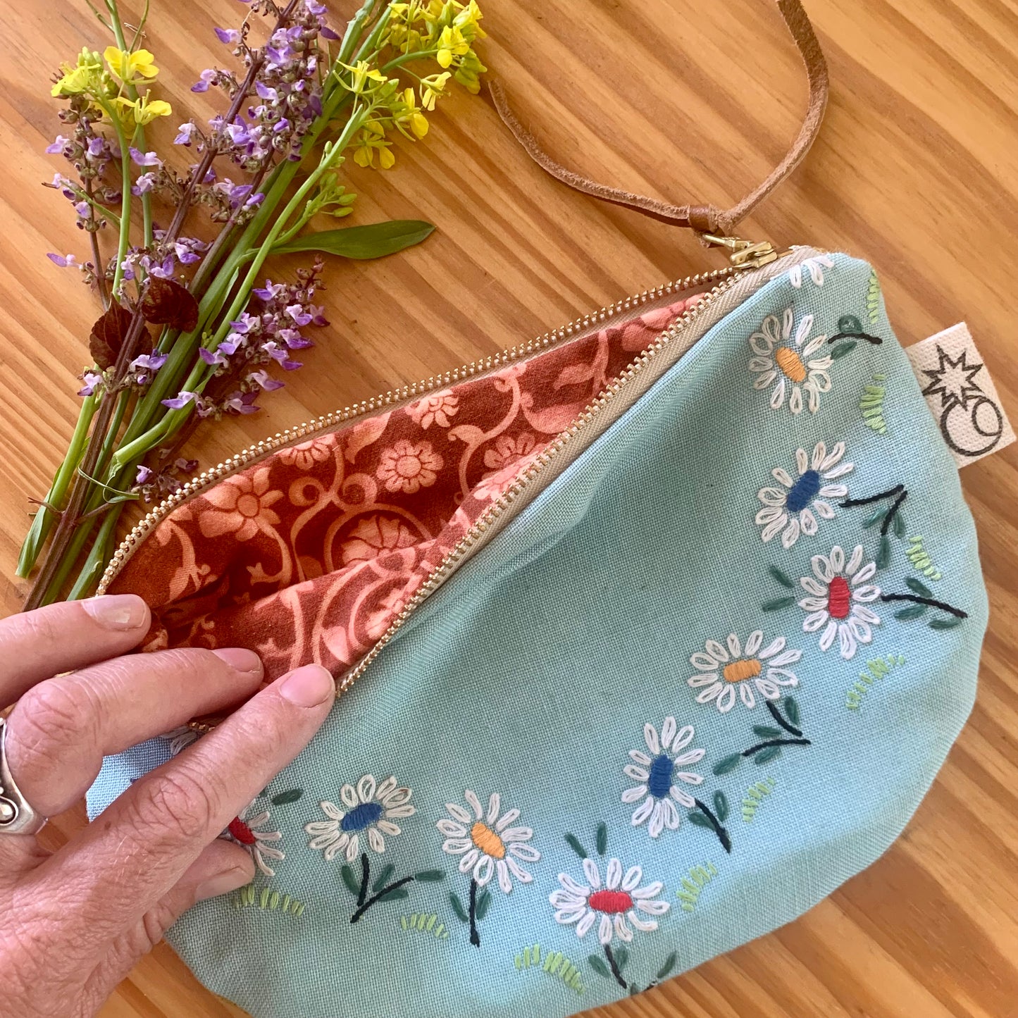 Vintage embroidered daisy purse