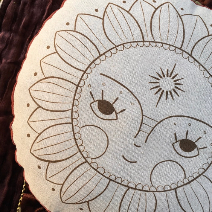 Large Soleil flower linen round cushion