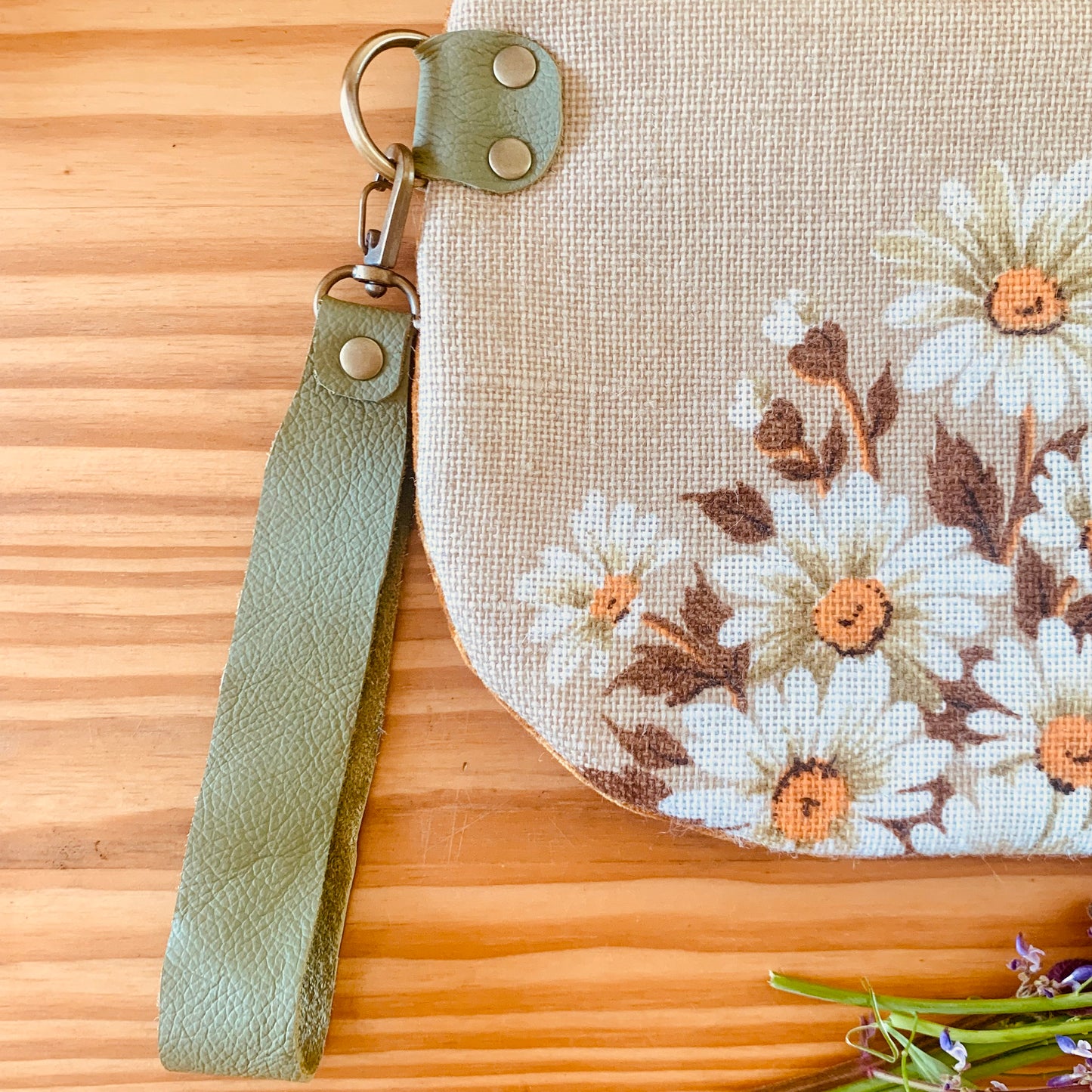 Vintage daisy clutch purse