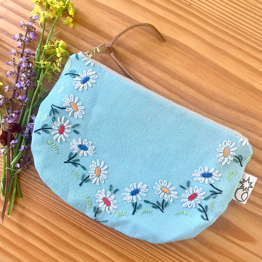 Vintage embroidered daisy purse